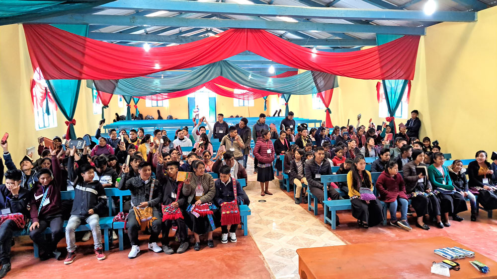 Tseltal de Tenejapa young people receiving training.
